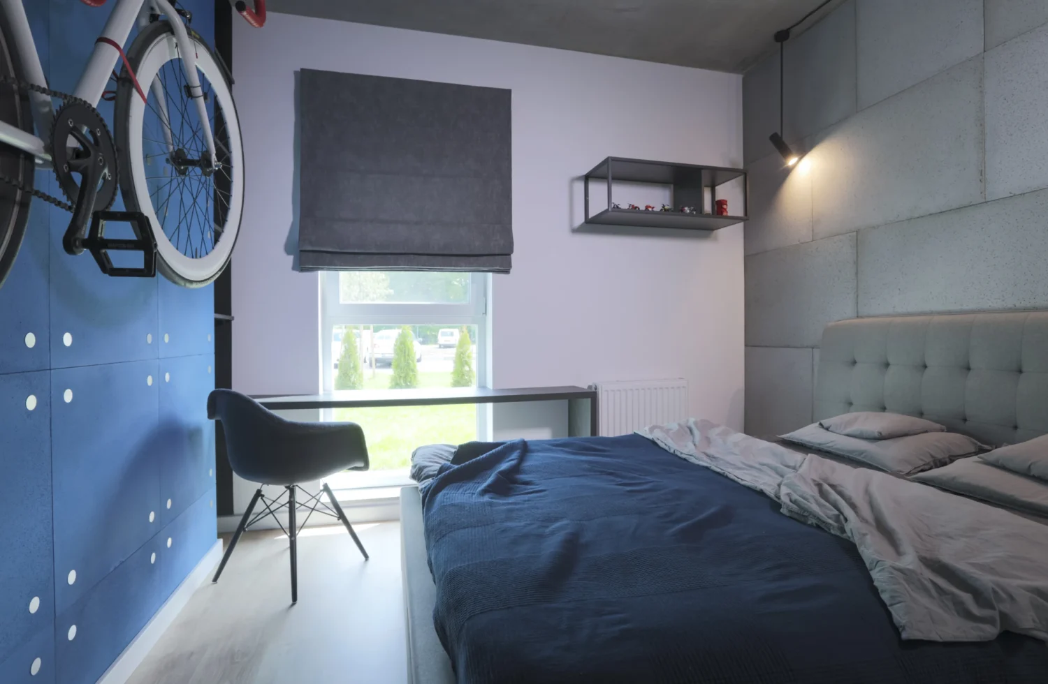 graues Raffrollo im blauen Jugendzimmer