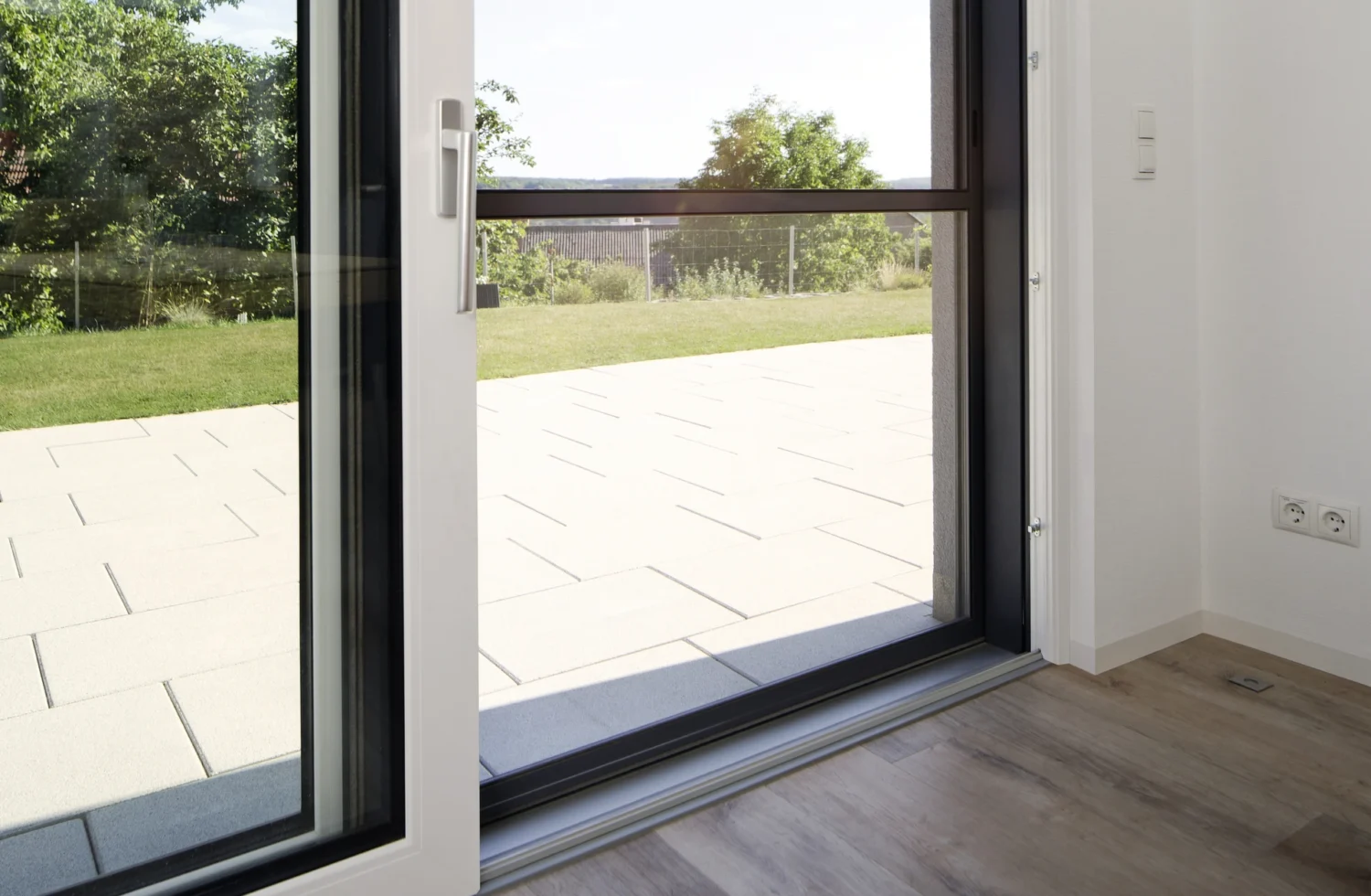 Moderne Terrassentür mit Blick auf den Garten