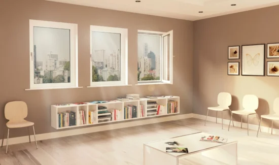 Modernes Wohnzimmer mit großen Fenstern und stilvoller Einrichtung