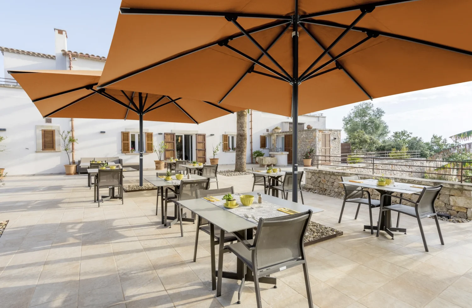 Moderne Terrasse mit Sonnenschirmen und Essbereich