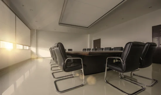 Modernes Konferenzzimmer mit Sonnenlicht