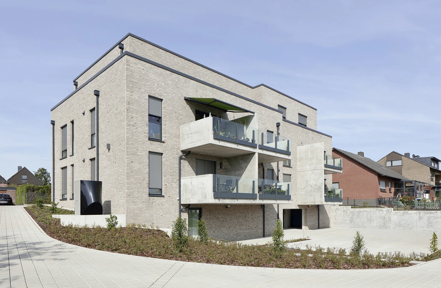 Moderne Wohnanlage mit Balkonen und Ziegelsteinfassade